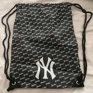 Drawstring Yankees bag